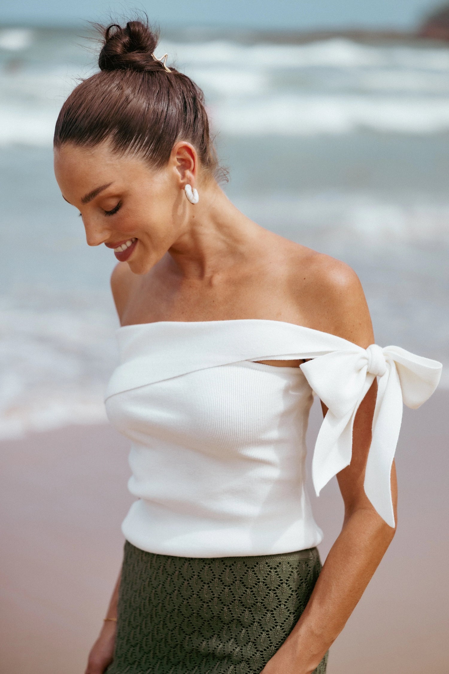 off-shoulder-ribbed-knit-top-05_1c989792-c95b-4c91-ab83-eda8a3bc01f6.jpg